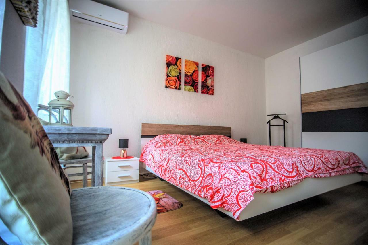 Apartment Dolores Cres Exterior photo